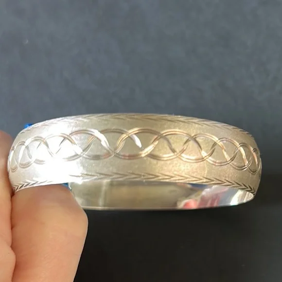 VINTAGE🗝️Lightweight Engraved Metal Bangle - Picture 5 of 7